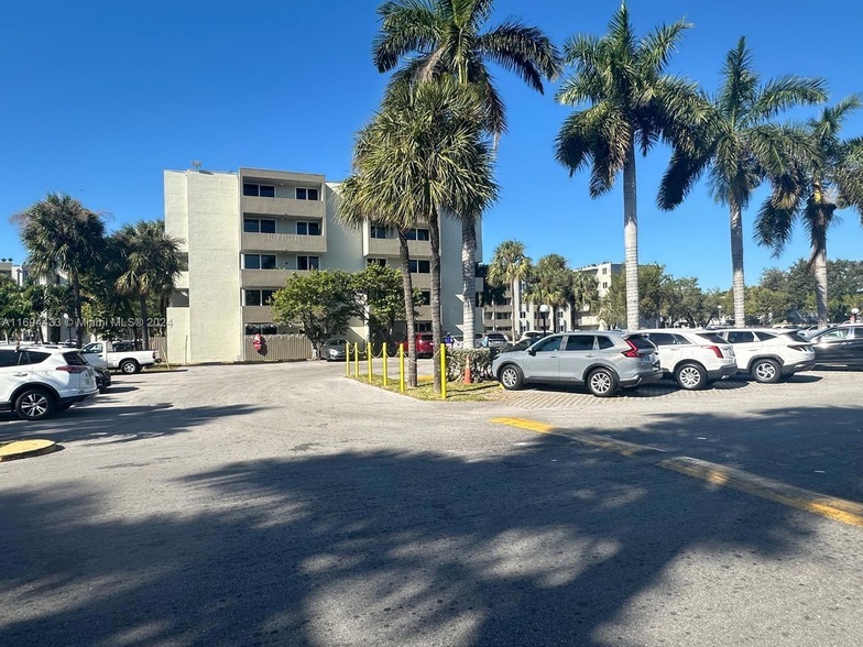 10000 NW 80th Ct, Unit 2541 in Miami Lakes, FL - Building Photo