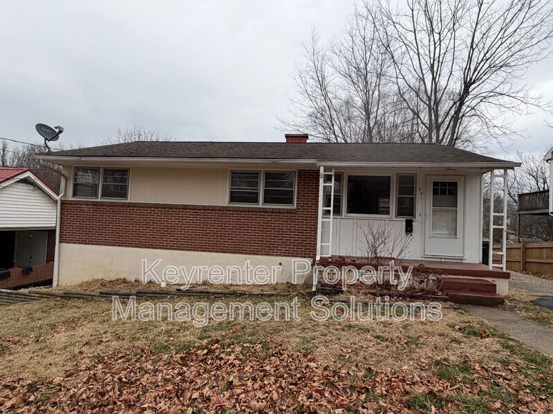 221 River Rd in Waynesboro, VA - Building Photo