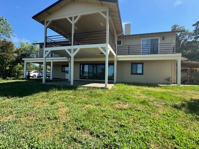 665 S Stage Rd in Medford, OR - Building Photo - Building Photo