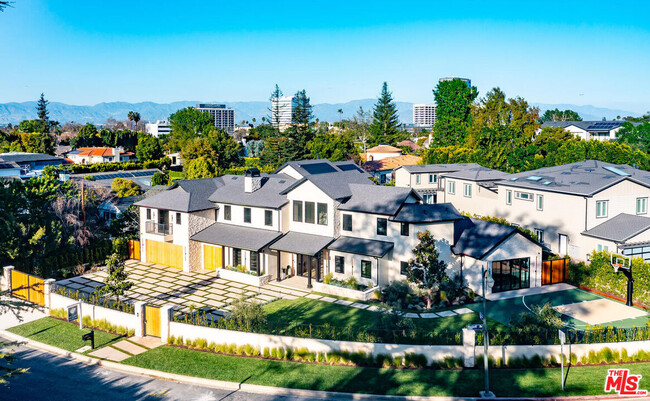 15555 Valley Vista Blvd in Los Angeles, CA - Foto de edificio - Building Photo