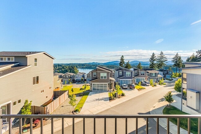 130 Blackfish Ct in Bremerton, WA - Building Photo - Building Photo