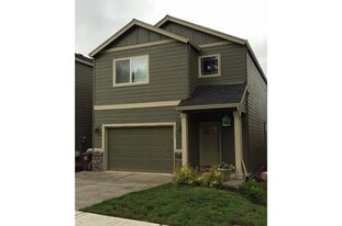 31923 NW Pacific St in North Plains, OR - Building Photo