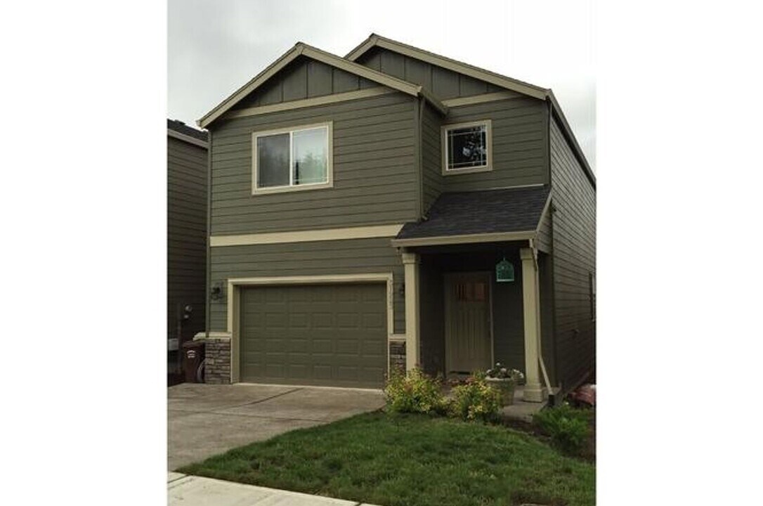 31923 NW Pacific St in North Plains, OR - Building Photo