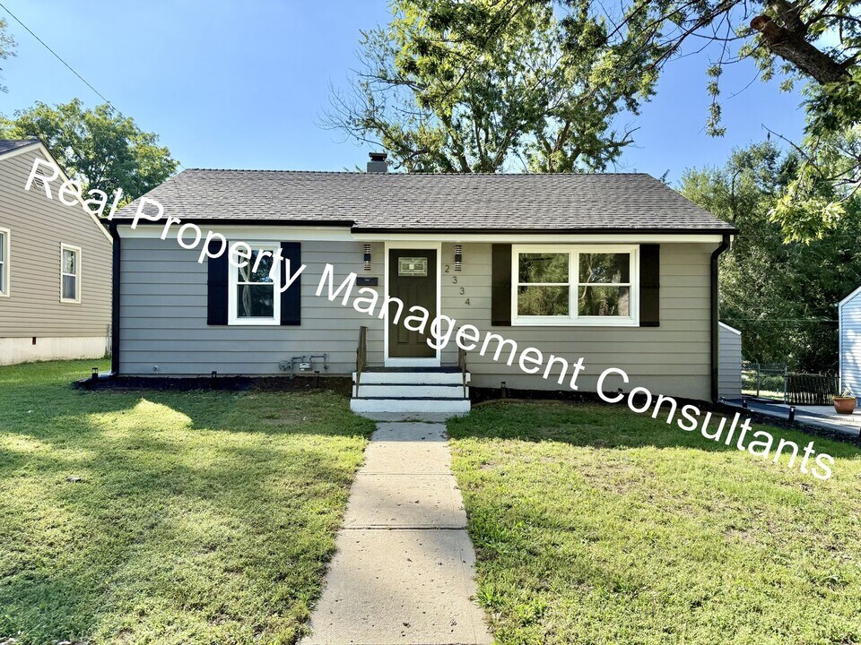 2334 S Hall Rd in Independence, MO - Foto de edificio