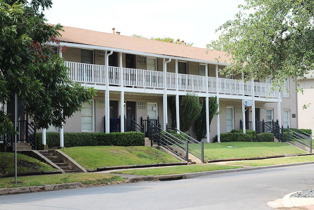 Douglas Court Apartments in Dallas, TX - Building Photo