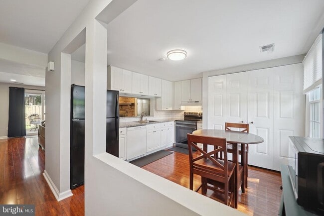 5300 Larochelle Ct in Alexandria, VA - Foto de edificio - Building Photo