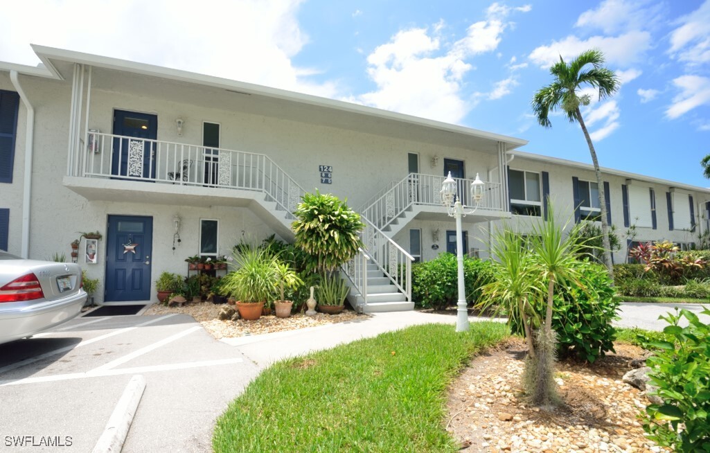 124 Penny Ln in Naples, FL - Foto de edificio