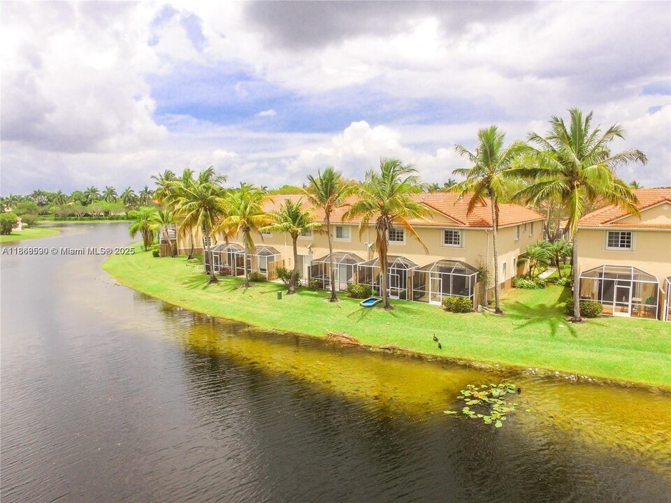 3810 San Simeon Cir in Weston, FL - Foto de edificio