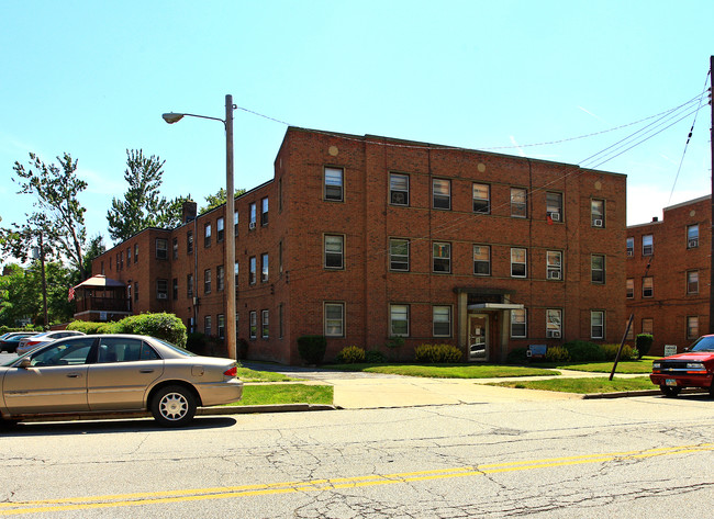 Brookfield Manor in Lakewood, OH - Foto de edificio - Building Photo