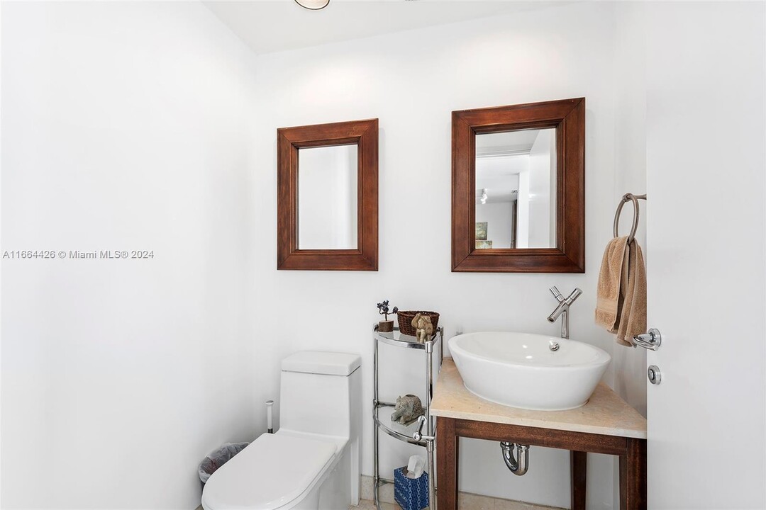 314 Meridian Ave, Unit 1708 in Miami Beach, FL - Building Photo