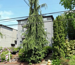 3232 21st Ave W in Seattle, WA - Foto de edificio - Building Photo