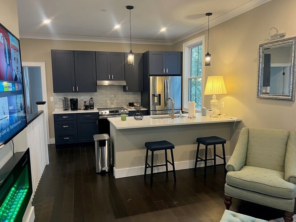 19 Suffolk St in Chelsea, MA - Building Photo