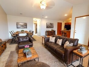 522 9th Ave in Brandon, SD - Foto de edificio - Building Photo