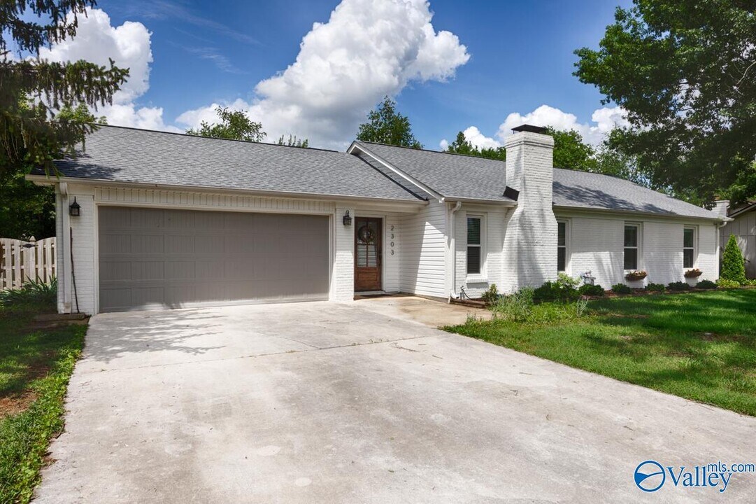 2303 Buckingham Dr SW in Huntsville, AL - Foto de edificio