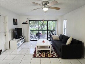 1102 Green Pine Blvd in West Palm Beach, FL - Building Photo - Building Photo