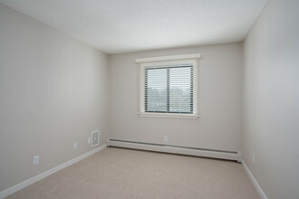 Gleason Lake in Wayzata, MN - Foto de edificio - Interior Photo