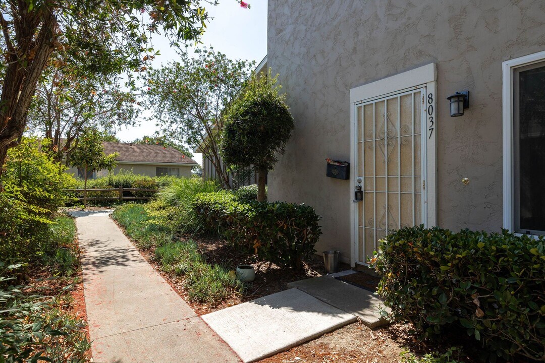 8037 Camino Kiosco in San Diego, CA - Building Photo