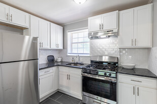 Brookstone Court in West Hartford, CT - Building Photo
