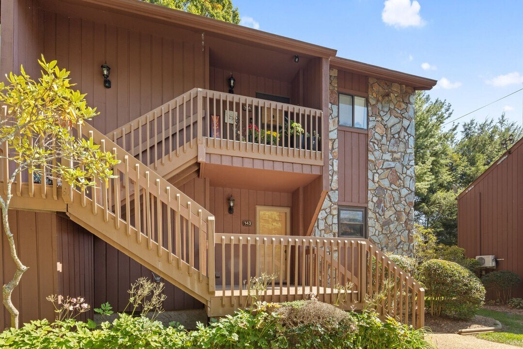 143 Cedar Forest Trail in Asheville, NC - Foto de edificio