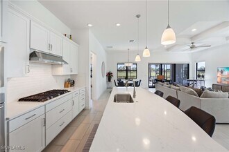 9268 Cormorant Dr in Naples, FL - Foto de edificio - Building Photo