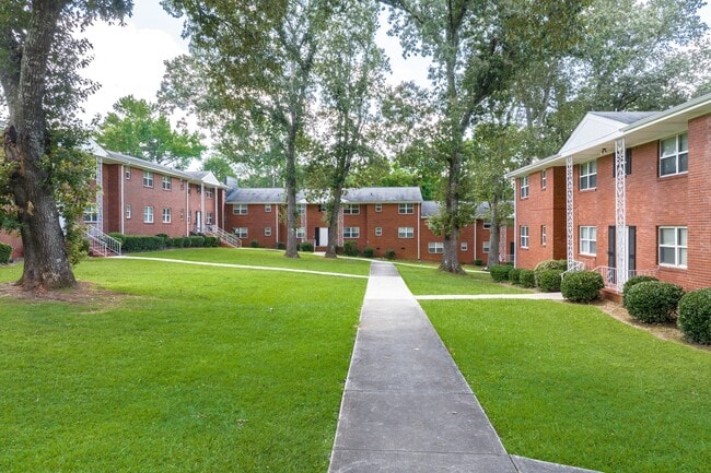 Dream Court Apartments in Atlanta, GA - Building Photo - Building Photo