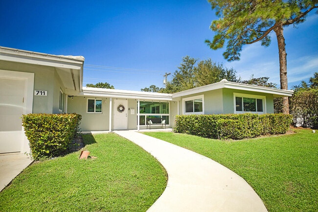 711 NW 7th Dr in Boca Raton, FL - Building Photo - Building Photo