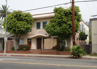 5667 Franklin Ave in Los Angeles, CA - Building Photo - Building Photo