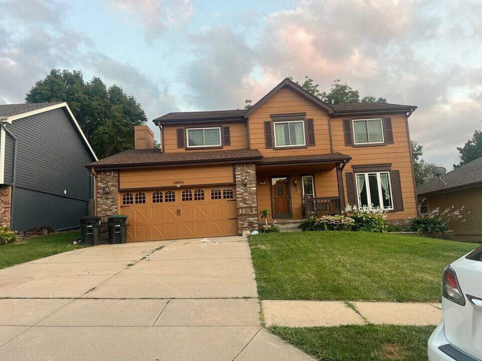 16911 Holmes Cir in Omaha, NE - Foto de edificio