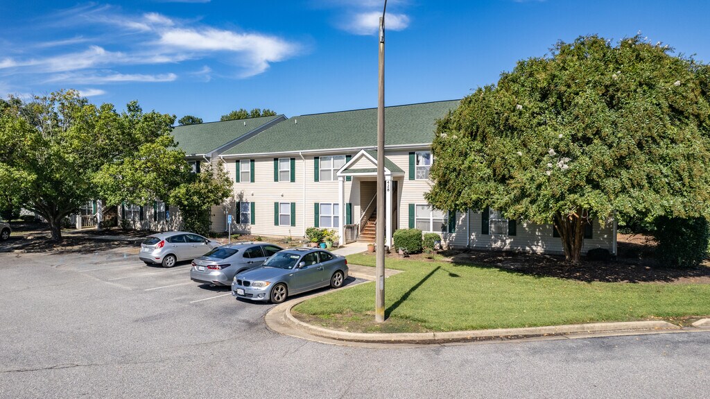 Acorn Grove Apartments in Chesapeake, VA