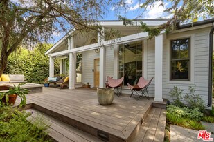 942 Superba Ave in Los Angeles, CA - Building Photo