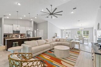 65 Eastwood Dr in Palm Coast, FL - Foto de edificio - Building Photo