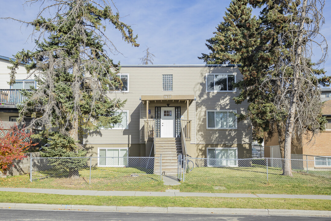 1832 27th Ave SW in Calgary, AB - Building Photo