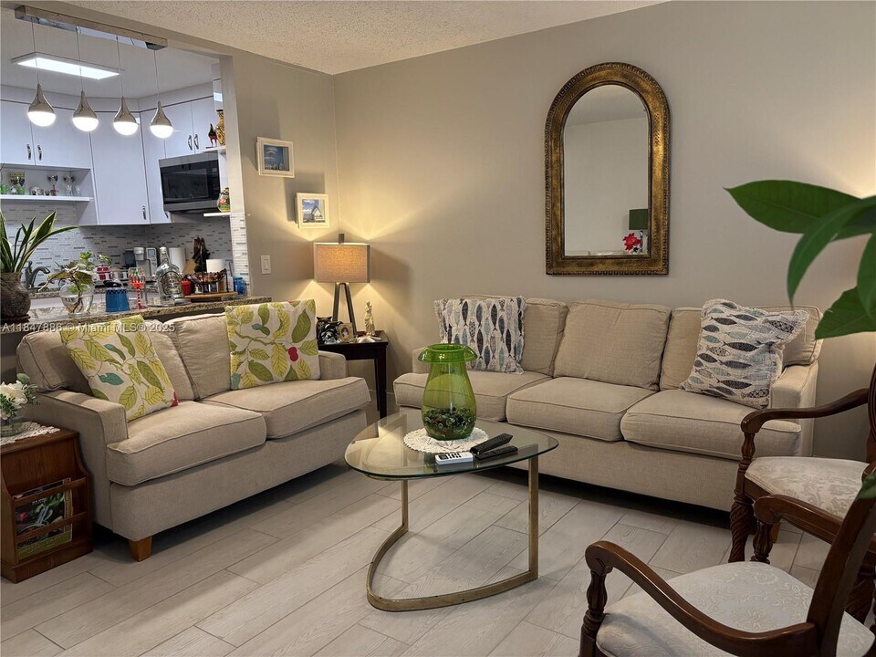 98 Westbury E in Deerfield Beach, FL - Building Photo