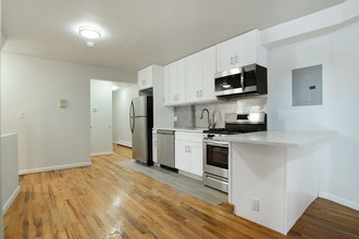 185 Woodpoint Rd in Brooklyn, NY - Building Photo - Interior Photo