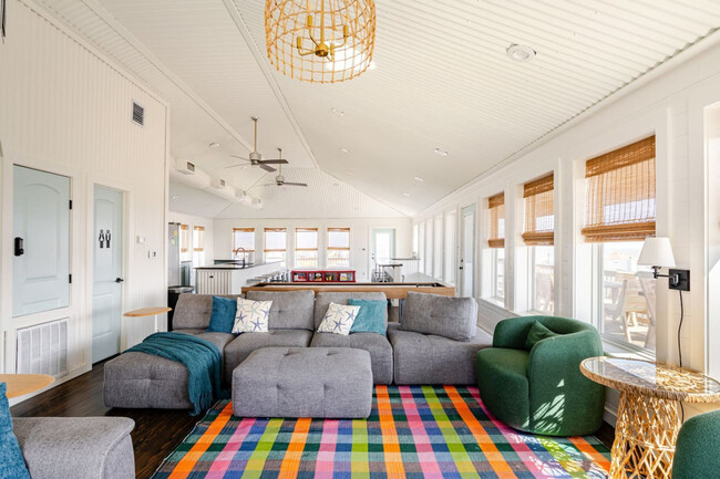 property at 907 S Cove Dr