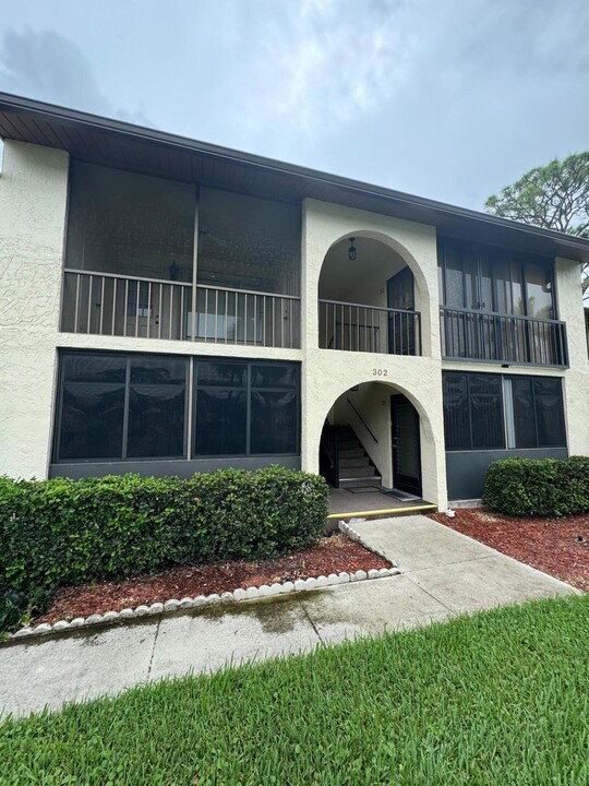 302 Knotty Pine Cir in Greenacres, FL - Building Photo