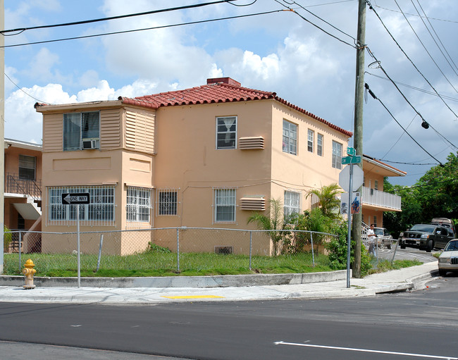 658 SW 5th Ave in Miami, FL - Building Photo - Building Photo