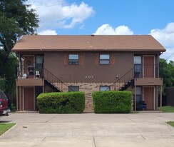 205 N Tarrant St, Unit 3 Apartments