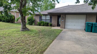 809 E Eastview Dr, Unit 809 in Rogers, AR - Building Photo