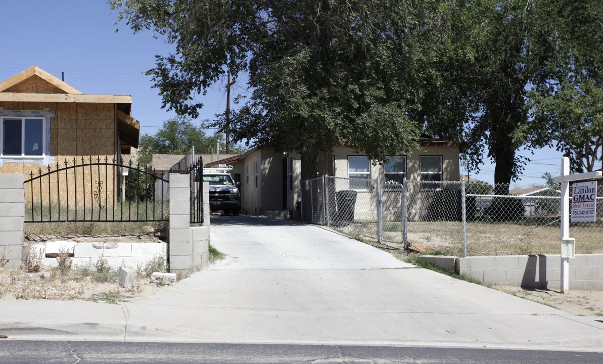 15522 3rd St in Victorville, CA - Foto de edificio