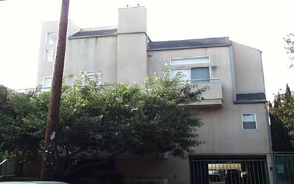 10914 Camarillo St in North Hollywood, CA - Building Photo