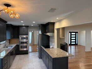 5519 Queensloch Dr in Houston, TX - Foto de edificio - Building Photo