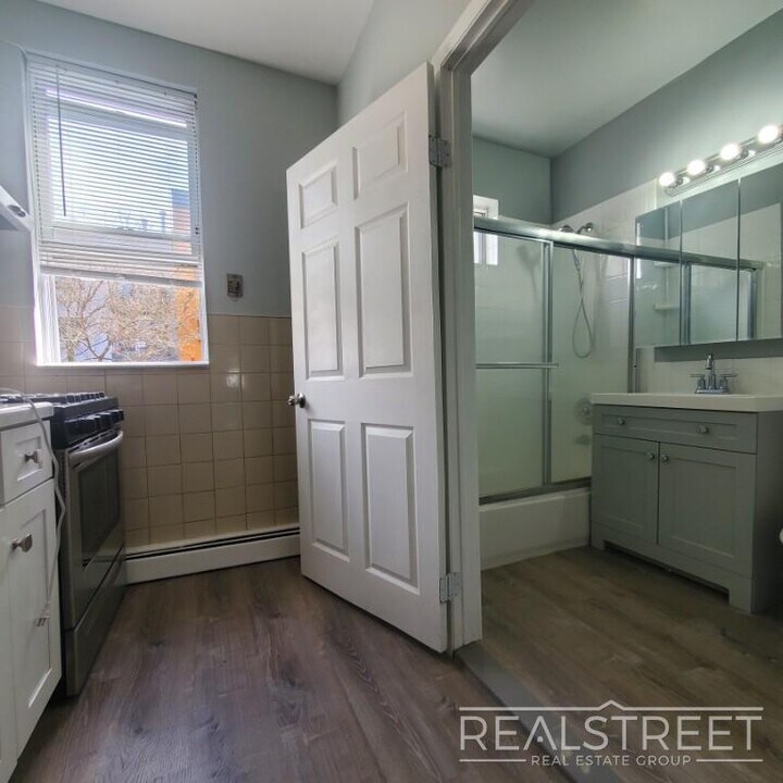 100 Moore St in Brooklyn, NY - Building Photo