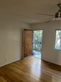 3007 Rowena Ave, Unit 04 in Los Angeles, CA - Building Photo - Building Photo