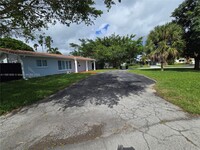 2001 NW 35th St in Oakland Park, FL - Building Photo - Building Photo