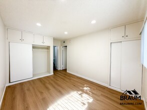 5252 Hermitage Ave in Los Angeles, CA - Foto de edificio - Building Photo