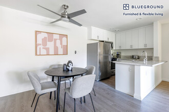 233 S Barrington Ave in Los Angeles, CA - Building Photo - Building Photo