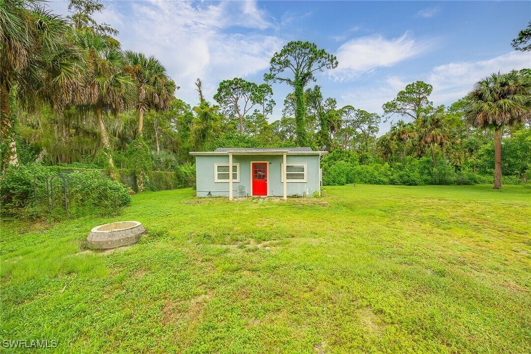 1921 Della Dr in Naples, FL - Building Photo
