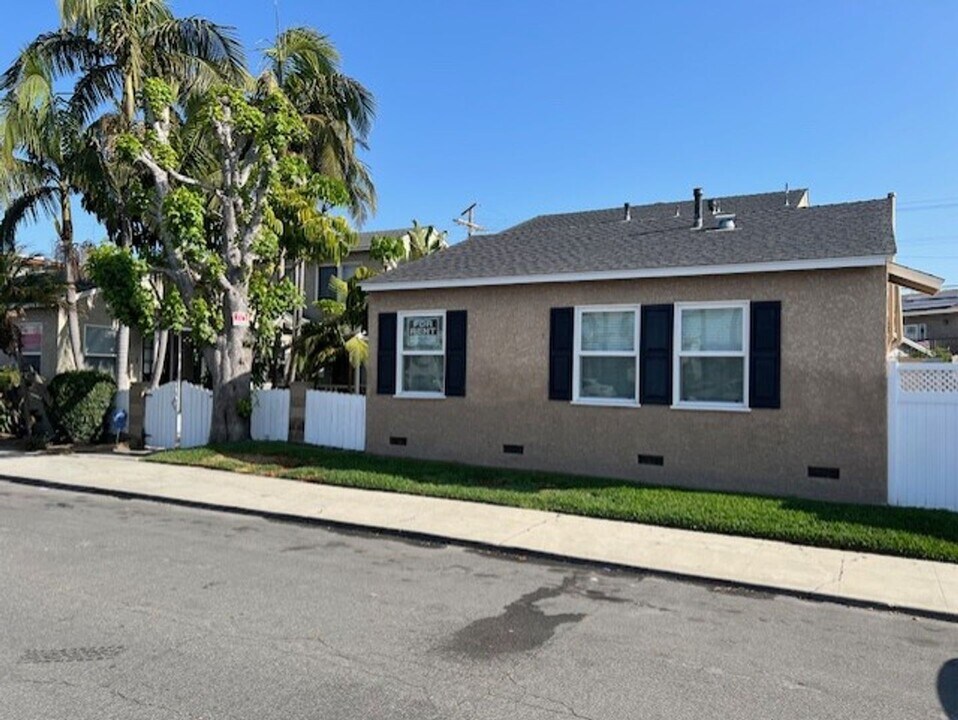 5725 2nd St in Long Beach, CA - Building Photo