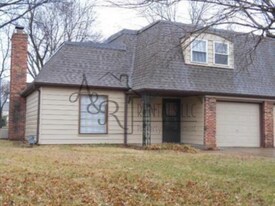 708 Village Dr in Pittsburg, KS - Building Photo